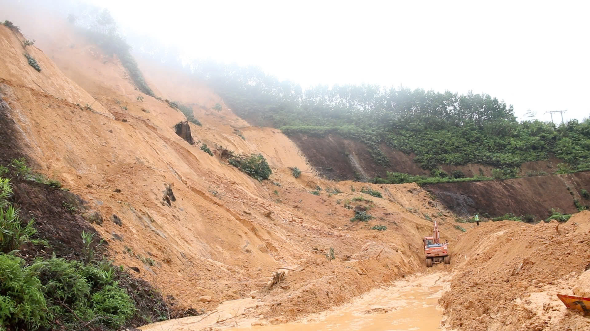 部队翻山越岭为洪水后孤立地区民众运送物资